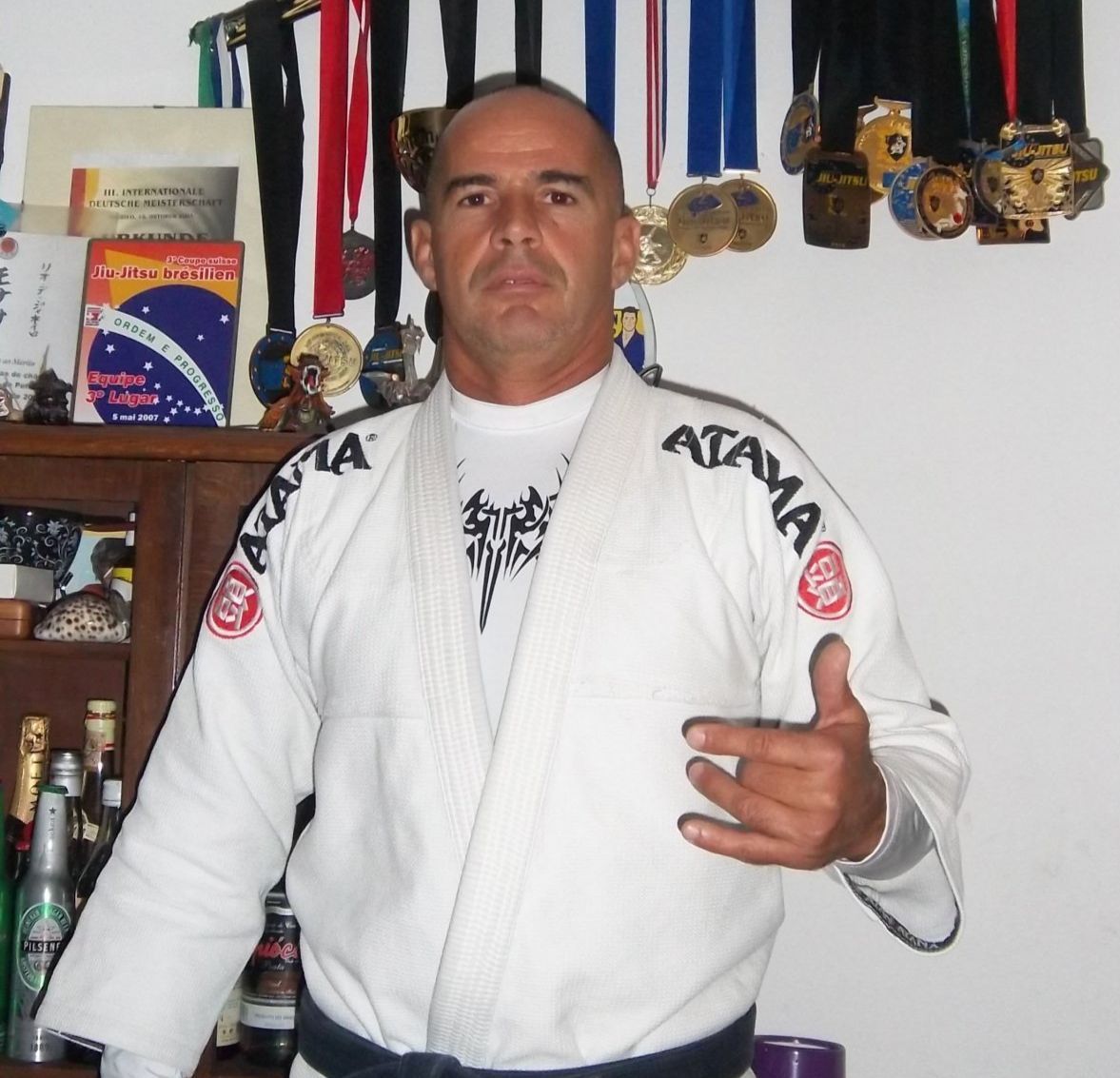 Gilson avec ses médailles Gilson devant des médailles en 2013